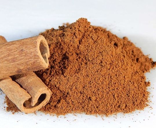 Cinnamon powder has many health benefits thanks to antioxidants. This protects the body from oxidative damage due to harmful free radicals.